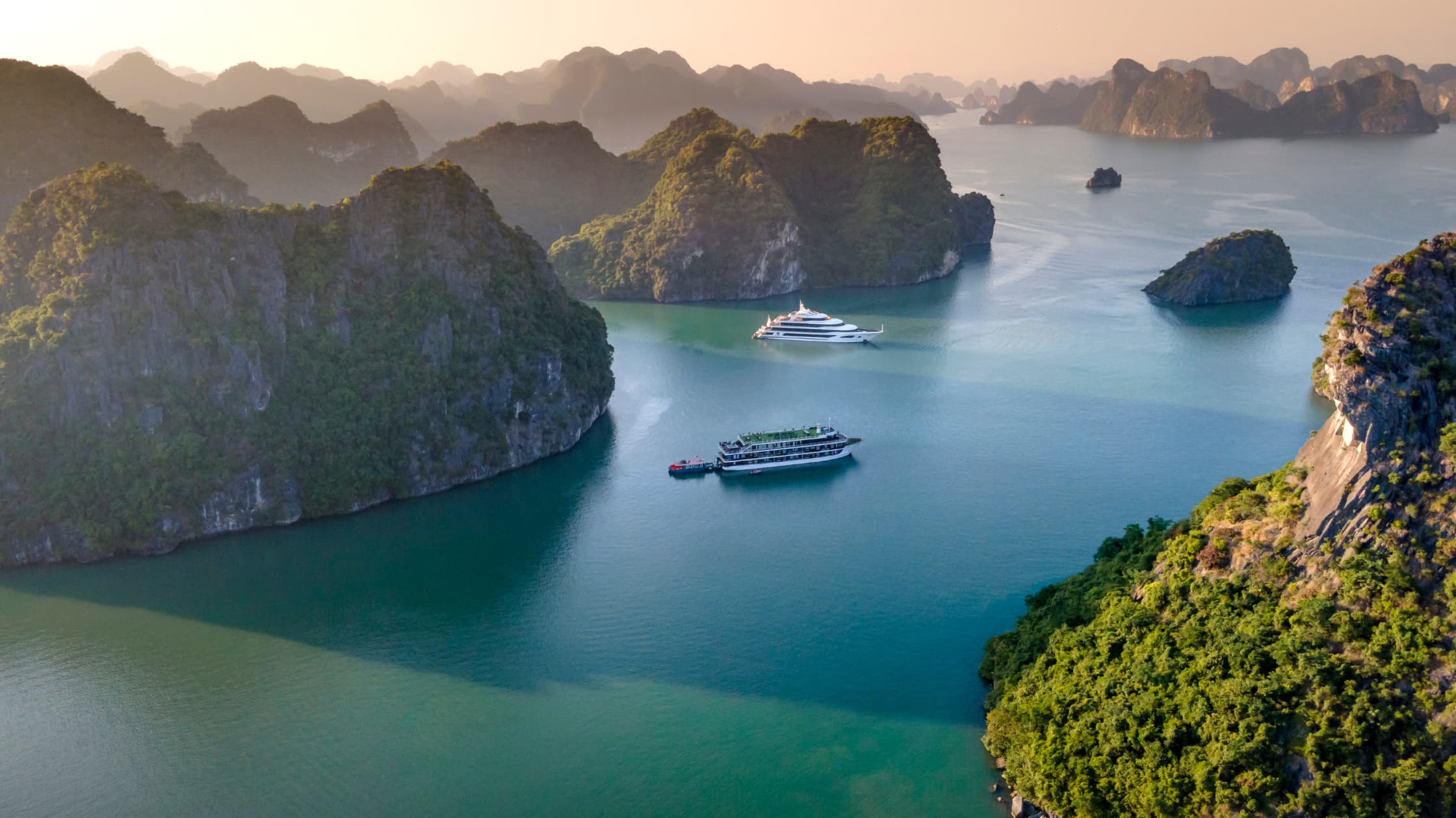 FAVORITE VIETNAM FANSIPAN MOUNTAIN + HALONG BAY & SAIGON RIVER CRUISE