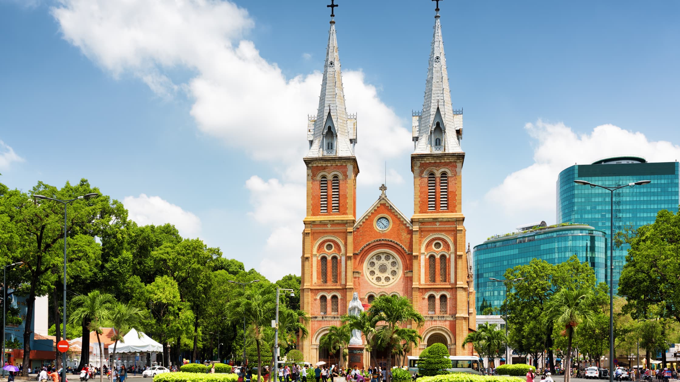 FAVORITE VIETNAM FANSIPAN MOUNTAIN + HALONG BAY & SAIGON RIVER CRUISE