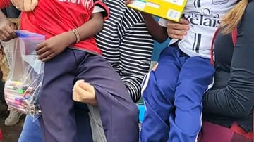 Nairobi:Giraffes Feeding Experience At Giraffes Centre And Kibera Slum Excursion. - Image - 8199